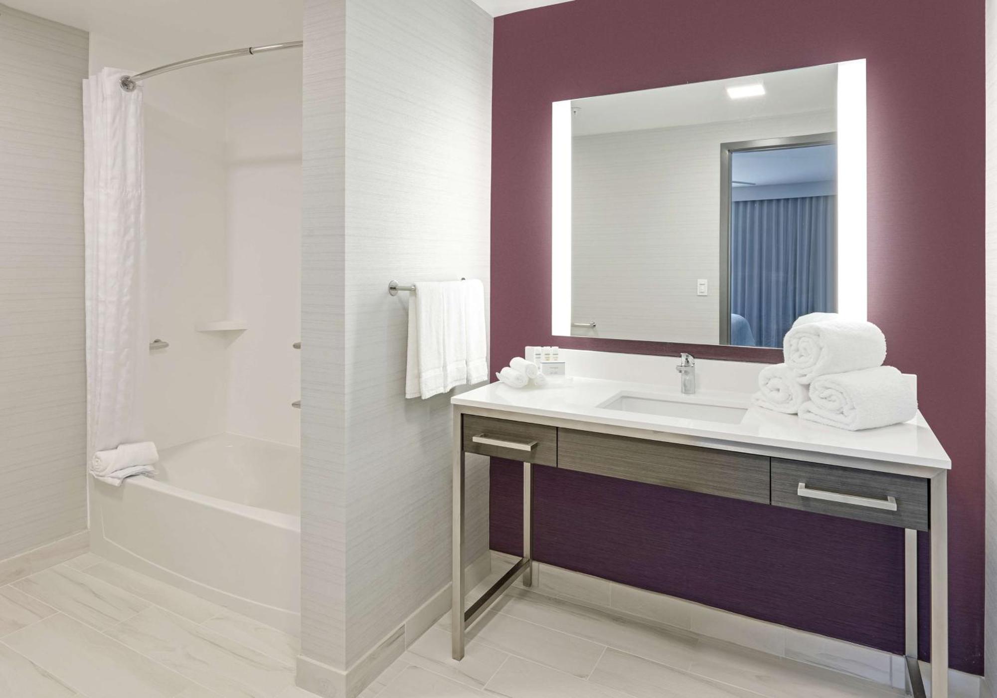 Homewood By Hilton Irvine Spectrum Forest Hotel 3*